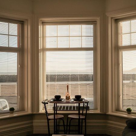 Stunning 2 Bedroom Ground Floor Sea View Apartment Rhôs-on-Sea Kültér fotó
